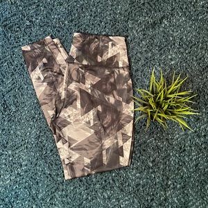 Geometric pattern workout leggings